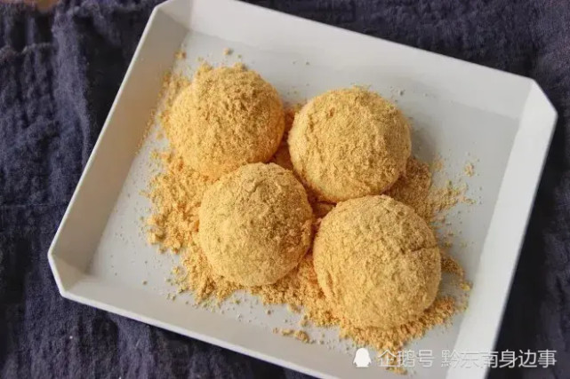 "马打滚"是我们贵州黔东南的一种特色小吃,做法:糯米经浸泡,舂粉,揉制