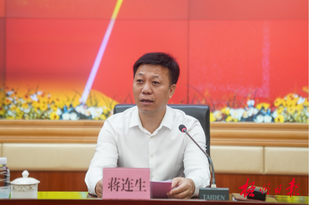 何仁学宣读广西军区党委决定并讲话.