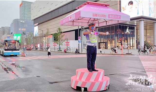 粉粉交警岗 甜蜜指挥棒