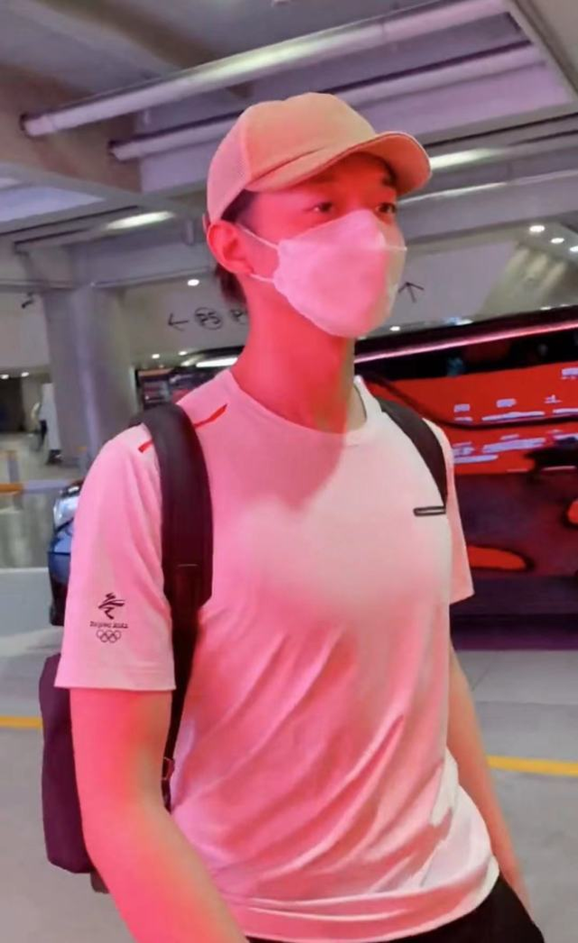 霍尊风波之后首次现身,看起来状态不错,似乎并未受影响