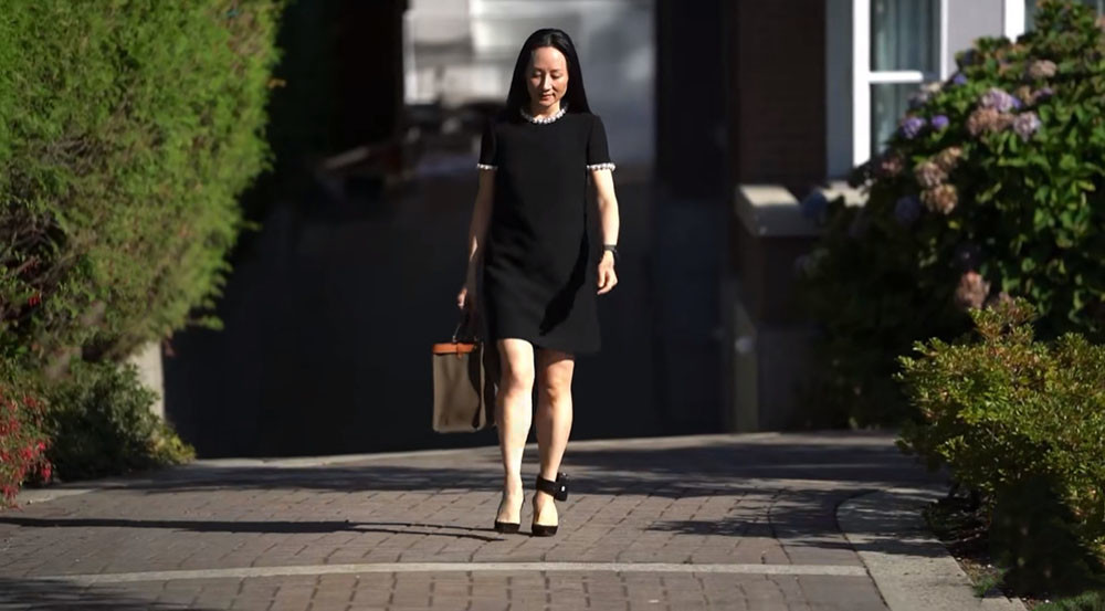 49岁孟晚舟近况让人看心疼,穿珍珠连衣裙难掩老气,发际线后移真像