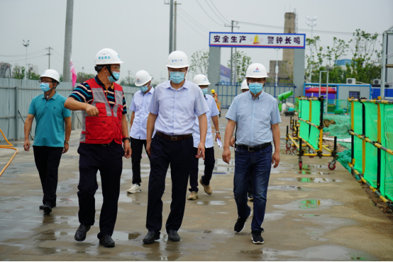 合肥一中校长封安保带队赴暑期工程现场看望慰问一线人员