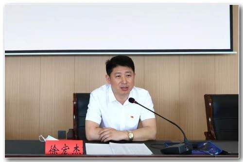 座谈会上,徐宏杰同志对选调生们深入基层实践中得到的锻炼,收获的成长