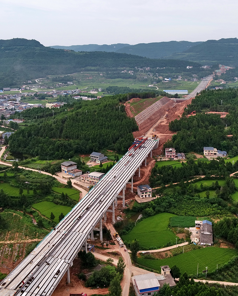 据悉,成绵苍巴高速公路苍溪段境内总长66.