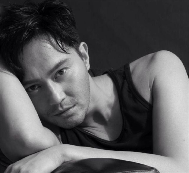 张智霖年轻时也是十足的实力偶像派,他91年出道时,很多粉丝才刚出生.