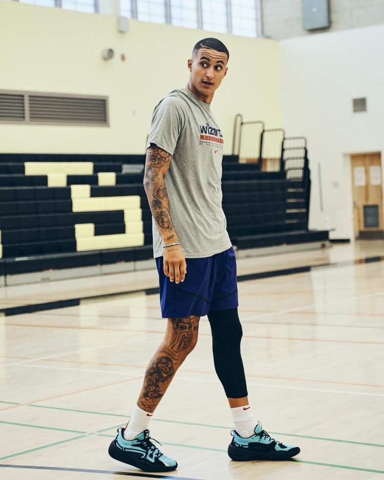 库兹马晒训练照:我爱篮球_腾讯新闻