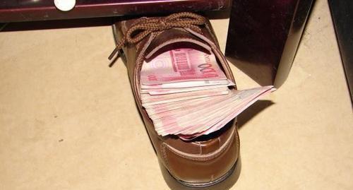 少交一些,绞尽脑汁,想出一个既安全又隐蔽的地方,把多余的钱藏起来