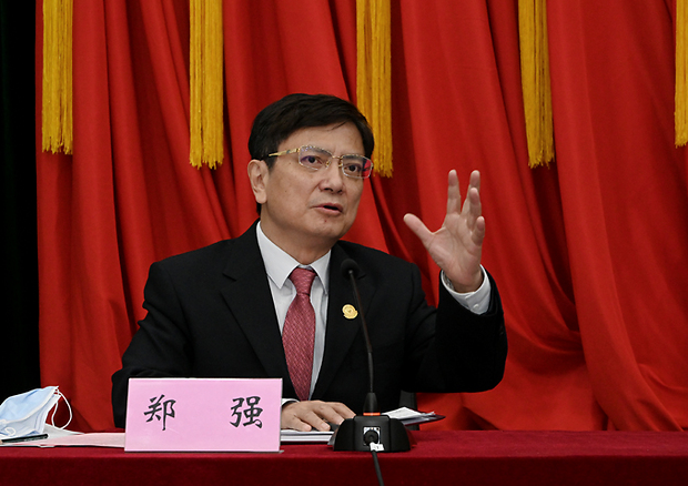 "网红校长"郑强:现在的小孩,从小的教育就搞歪了,有无道理?