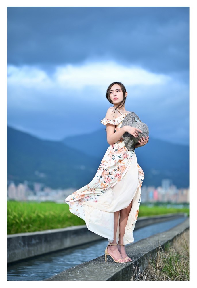 清新淡雅的连衣裙更显轻盈飘逸彰显出女性简洁大方的优雅力