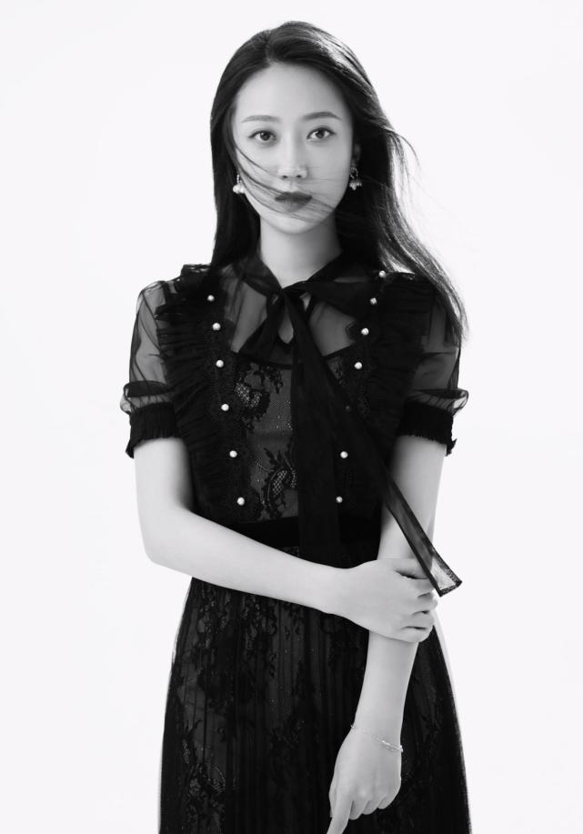 杨小米黑白调写真更新光影交错别致魅力