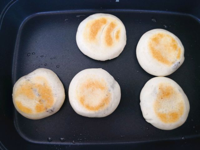 锅中加入少许的食用油,等待油温升高之后,将准备好的面团放入锅中煎制