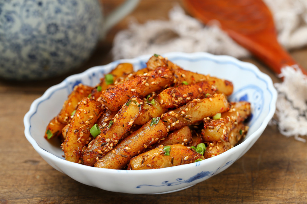 土豆和年糕这样搭配,香喷喷比烧烤还过瘾,空口就能吃光一盘!