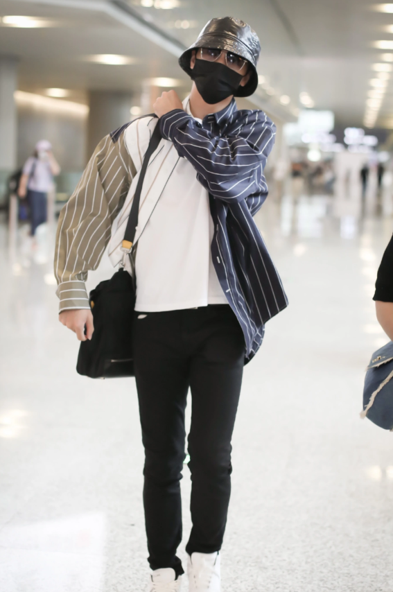 许魏洲机场私服流出,拼色条纹衬衫慵懒随性,气质盆帽质感高级