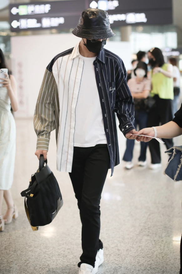 许魏洲机场私服流出,拼色条纹衬衫慵懒随性,气质盆帽质感高级