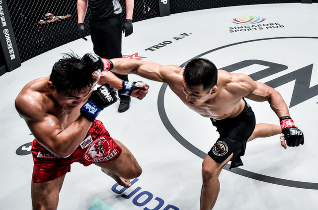 昨晚张立鹏完胜散打巨匠现场约战日本传奇格斗家