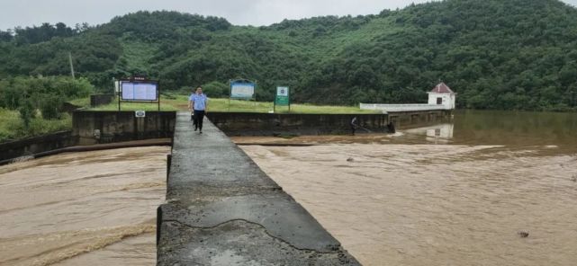 京山市三阳镇遭受暴雨袭击 抗洪救灾民警在前