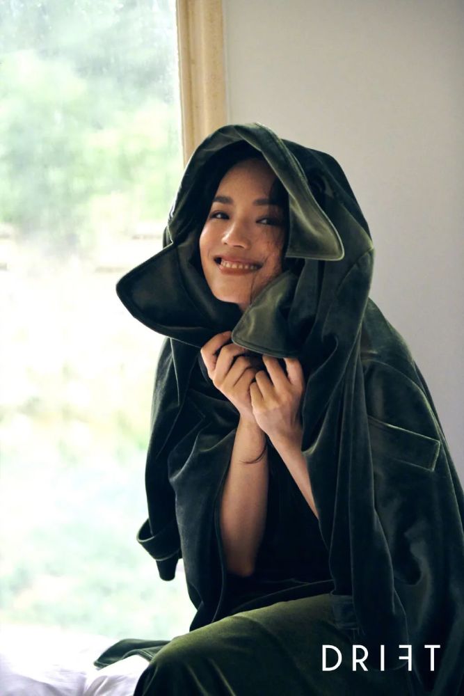 组图女神舒淇黑白风格杂志大片娇憨性感笑靥如花