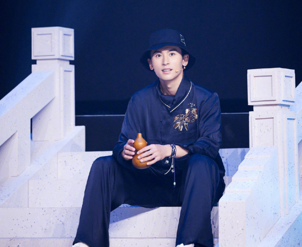 网传进靖国神社要穿过四道大门步行40分钟这都拦不住张哲瀚