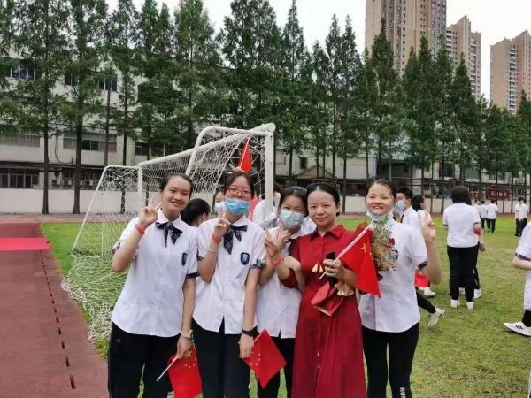 武汉十一崇仁初级中学教师吴婷:用"膏药战术"让学生主动交出手机