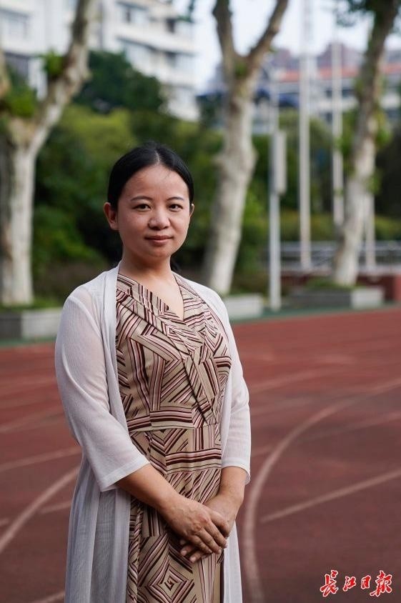 武汉十一崇仁初级中学教师吴婷用膏药战术让学生主动交出手机