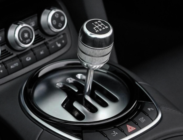 自动挡汽车的保养费用更贵,自动挡变速箱内部的零件非常多,精密的零件