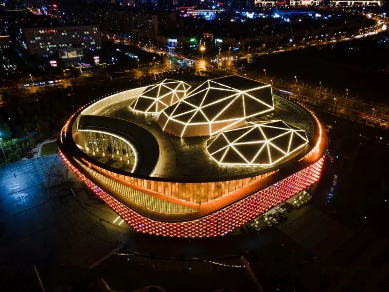 【图集】夜幕中熠熠生辉的云南大剧院_腾讯新闻