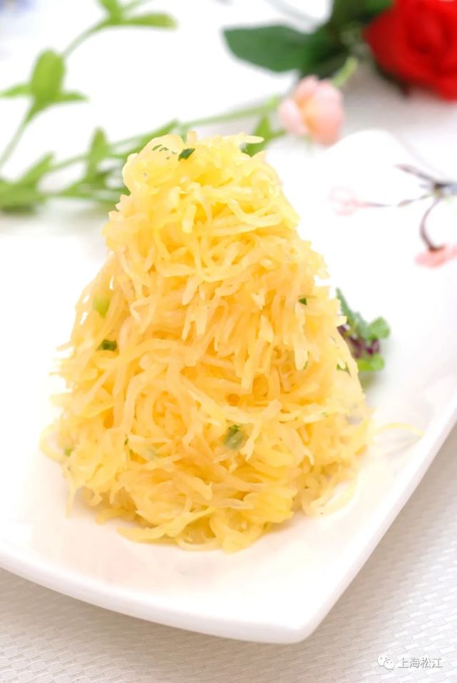 这时,一份脆生生,清香十足的凉拌金瓜丝,最对松江人的胃口.