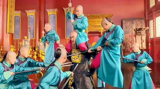 康熙八年五月十六日,鳌拜像往常一样前来参拜康熙皇帝,没想到忽然有一