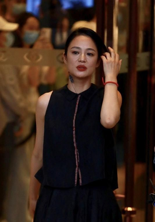 姜文的眼光真好,妻子周韵一袭黑色连衣裙成熟优雅,气质高级