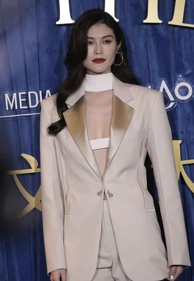 何穗穿"斩男一线装"真不省心,超模身材太有优势,让人心动