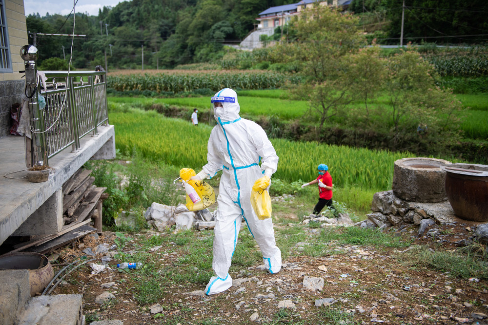 新华全媒张家界抗疫一线的医护夫妻