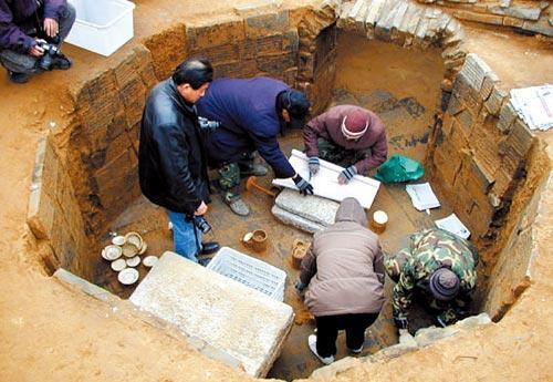 黑龍江扎龍村修路時,出土清代夫妻合葬墓,妻子或許是死於難產