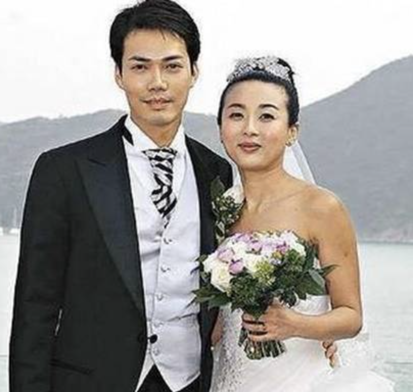 47岁的黄征娶的是大学同学张琳悦,也有一儿一女,凑成一个"好"字.