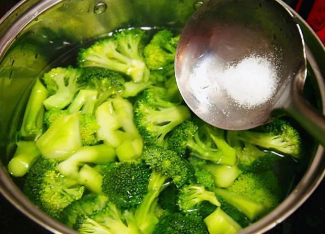 3种蔬菜需要焯水才能吃,或许多数人会忽略,建议了解