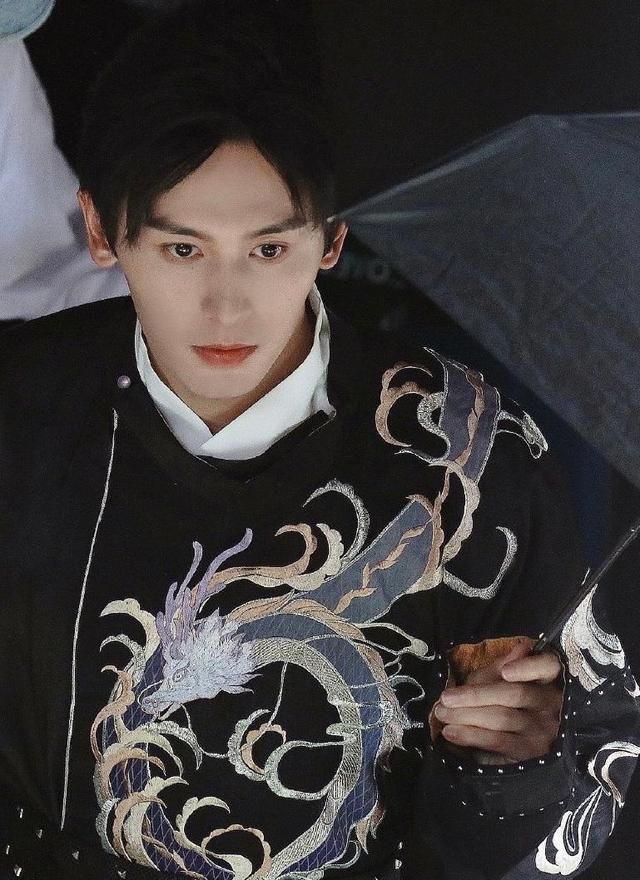 张哲瀚被业内吐槽,睡够八小时才拍摄,耍大牌还傲慢