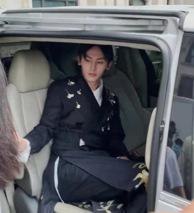 张哲瀚口碑尽毁!被业内人士爆料耍大牌,碰瓷王一博,营销老奶奶