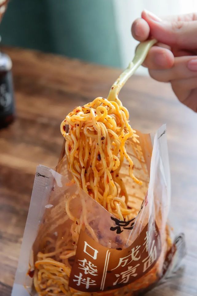 拌一拌就能吃的成都甜水面,不用洗碗