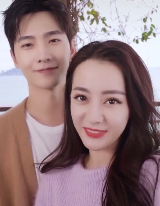 共度七夕杨洋热巴现身迪士尼被路人偶遇两人大方营业毫不避嫌