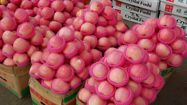 江超同学家待装箱的苹果