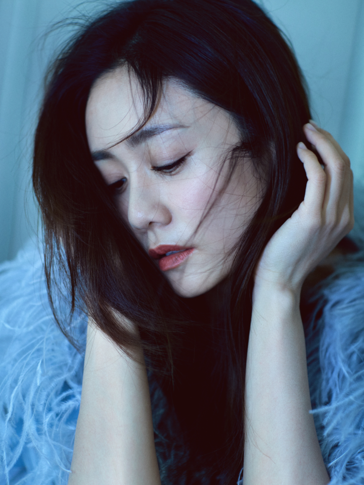 刘芸真给郑钧长脸一袭蓝色羽毛连衣裙妩媚优雅高挑又时髦