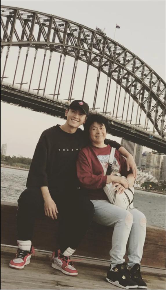 张哲瀚妈妈公司曝光,名字和logo似乎都不简单,这难道也是巧合?