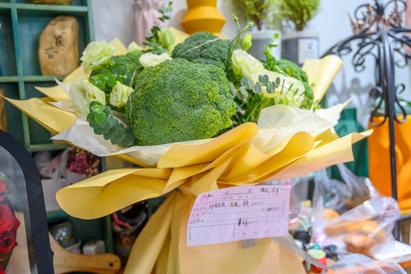 每逢七夕玫瑰花价格都会上涨,市民改送西兰花,而西兰花的花语正是"不