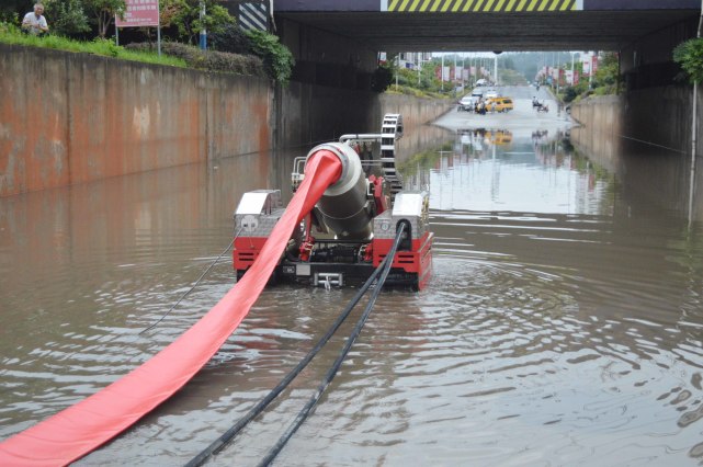 经全面深入了解后,大队迅速启动龙吸水开展排水作业,卸载水泵,铺设管