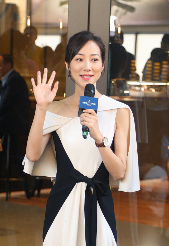 韩雪的气质太干净了黑白裙装穿出优雅大气不对称设计很抢眼