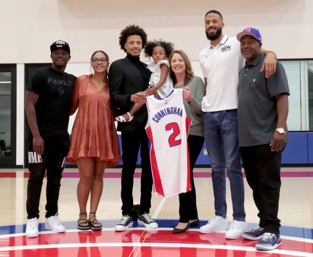 人物美国版东契奇橄榄球是坎宁安初恋大前锋变后卫