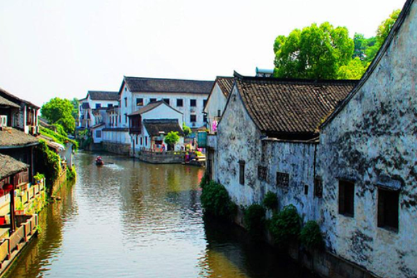 要问什么是江南,大家都会说小桥流水人家,青砖白瓦,街边酒肆,长衫文人
