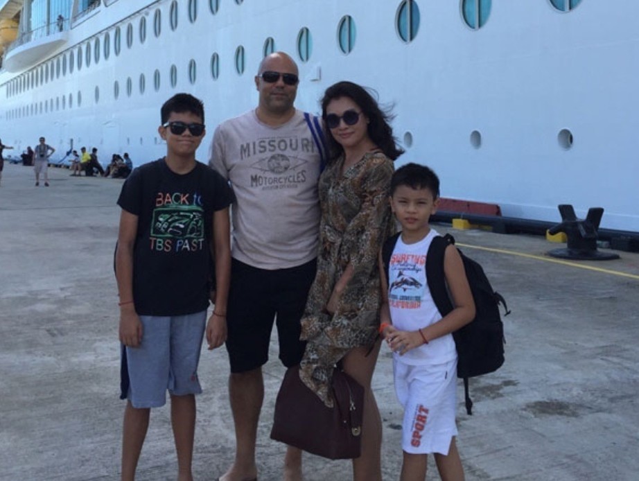 史可被老公搂腰太甜蜜两个混血孩子颜值高大儿子手上还缠纱布