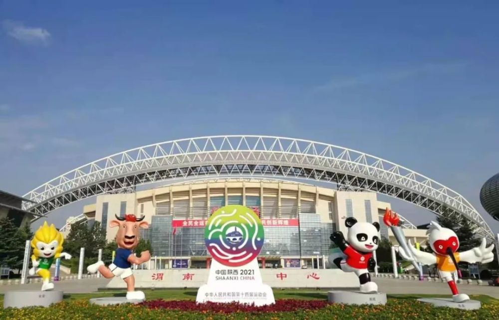 火炬手将全运圣火从渭南市市民综合服务中心传递到渭南体育中心东广场
