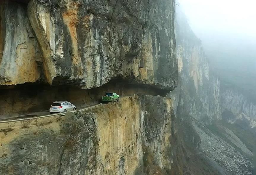 贵州大山深处一条险峻的挂壁公路,村民靠这条路走出大山,不容易_腾讯