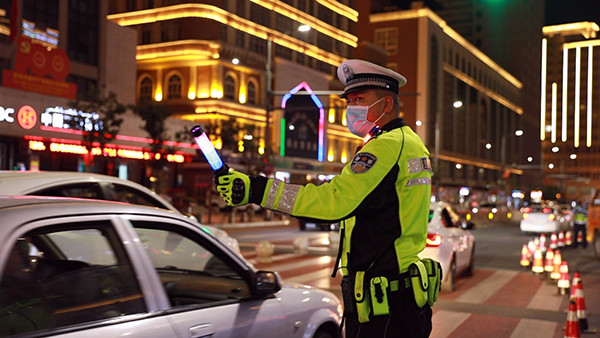 七夕节,乌鲁木齐交警"爱心红绿灯""爱心斑马线"表白市民